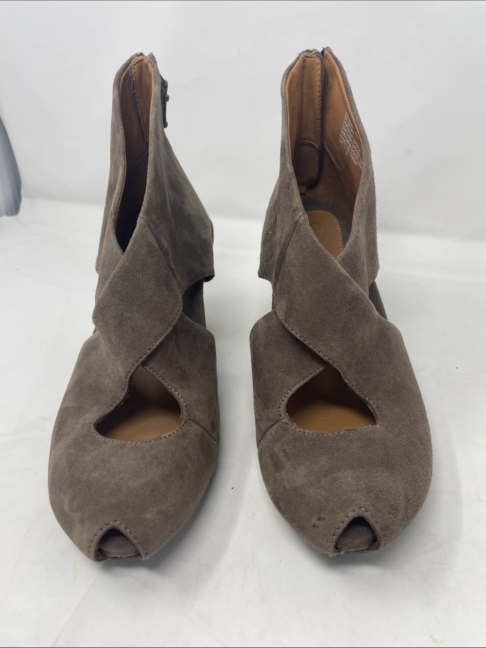 Earthies Taupe Suede Crisscross Peep-Toe Ankle Shoes Size 8 Excellent Condition - Picture 3 of 15